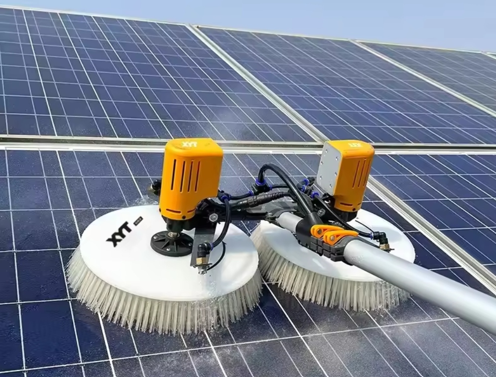 Escova Rotativa limpando Painel Solar